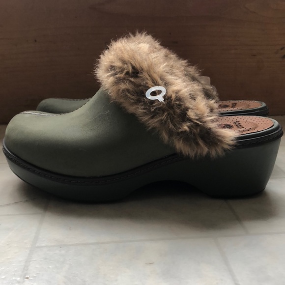 Crocs Clogs - Picture 3 of 4